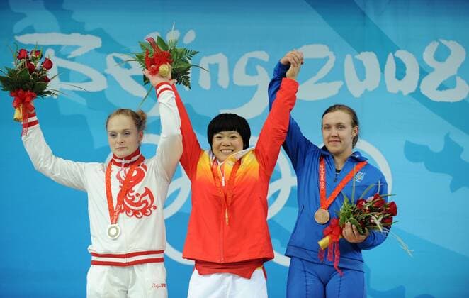 Siegerehrung Gewichtheben in der Klasse bis 69kg: Olympiasiegerin Liu Chunhong (China, Mitte), Oxana Slivenko (Russland, li.) und Natalya Davydova (Ukraine) -  Gewichtheben OS Sommer Damen Olympische Spiele Peking 2008, Sommerspiele, Klasse bis 69 Kilogramm, 69kg, kg Gruppe Peking Freude,