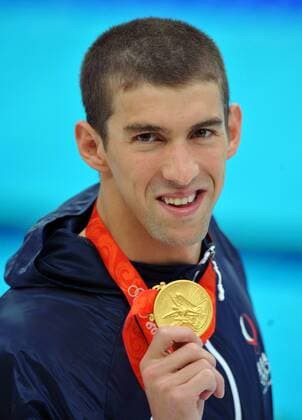 Michael Phelps (USA) - Olympiasieger über 200m Schmetterling mit seiner Goldmedaille Schwimmen OS Sommer Herren Olympische Spiele Beijing 2008, Sommerspiele, Delphin Einzelbild Beijing