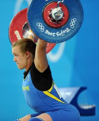 Natalya Davydova (Ukraine) -  Gewichtheben OS Sommer Damen Olympische Spiele Peking 2008, Sommerspiele, Klasse bis 69kg, Nationaltrikot Einzelbild Peking