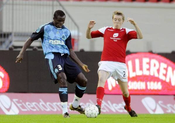 Taye Taiwo (Marseille, li.) gegen Birkir Mar Saevarsson (Brann Bergen) -  Fußball EC 1 Herren Champions League Qualifikation 2008 2009, SK Brann Bergen - Olympique Marseille, OM Gruppe Bergen