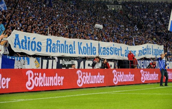 Schalker Fans kritisieren Rafinha wegen dessen Olympiateilnahme mit einem Transparent: Adios Rafinha! Kohle kassiert, aber nichts kapiert Fußball EC 1 Herren Champions League Qualifikation 2008 2009, FC Schalke 04, 1. BL Totale o0 Gelsenkirchen