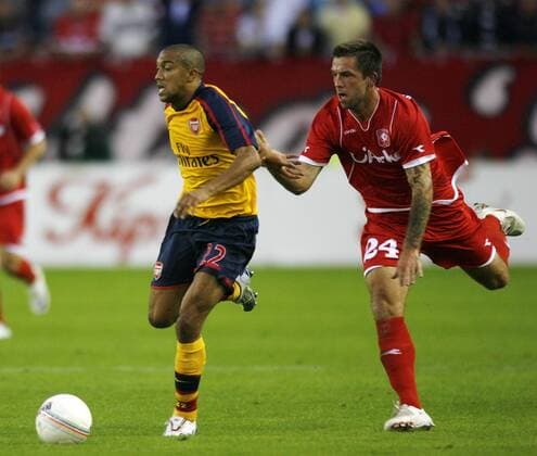 Gale Clichy (Arsenal, li.) gegen Theo Janssen (Twente Enschede) - EDITORIAL USE ONLY. No use with unauthorised audio, video, data, fixture lists, club league logos or live services. Online in-match use limited to 120 images, no video emulation. No use in betting, games or single club league player publications. Fußball EC 1 Herren Champions League Qualifikation 2008 2009, FC Twente Enschede - FC Arsenal London Gruppe Enschede Dynamik,