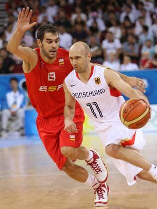 Pascal Roller (Deutschland, re.) gegen Jose Calderon (Spanien) -  Basketball OS Sommer Herren Olympische Spiele Peking 2008, Sommerspiele, Länderspiel, Nationalmannschaft, Nationaltrikot Gruppe Peking Dynamik,
