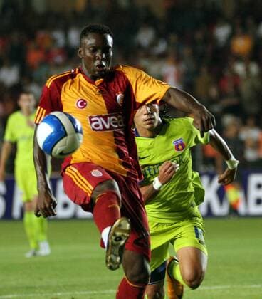 Shabani Nonda (Galatasaray, li.) am Ball -  Fußball EC 1 Herren Champions League Qualifikation 2008 2009, Galatasaray Istanbul - Steaua Bukarest 2:2 Einzelbild Istanbul Dynamik,