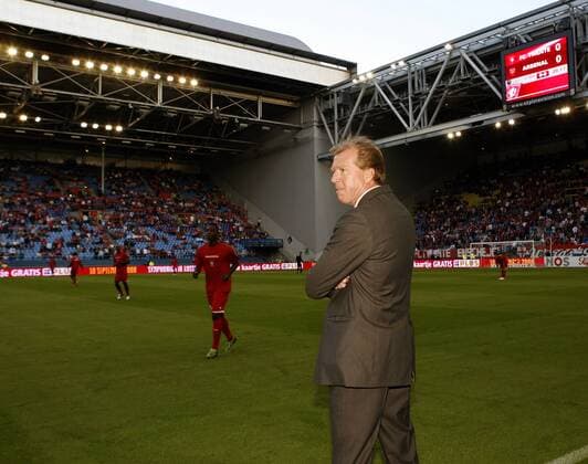 Trainer Steve McClaren (Twente Enschede) im Gelredome in Enschede - EDITORIAL USE ONLY. No use with unauthorised audio, video, data, fixture lists, club league logos or live services. Online in-match use limited to 120 images, no video emulation. No use in betting, games or single club league player publications. Fußball EC 1 Herren Champions League Qualifikation 2008 2009, FC Twente Enschede Totale Gelredome Enschede