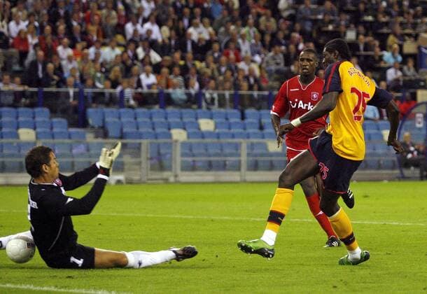 Emmanuel Adebayor (Arsenal, re.) erzielt gegen Torwart Sander Boschker (Twente Enschede) das 0:2 - EDITORIAL USE ONLY. No use with unauthorised audio, video, data, fixture lists, club league logos or live services. Online in-match use limited to 120 images, no video emulation. No use in betting, games or single club league player publications. Fußball EC 1 Herren Champions League Qualifikation 2008 2009, FC Twente Enschede - Arsenal FC London 0:2 Gruppe Enschede Dynamik,