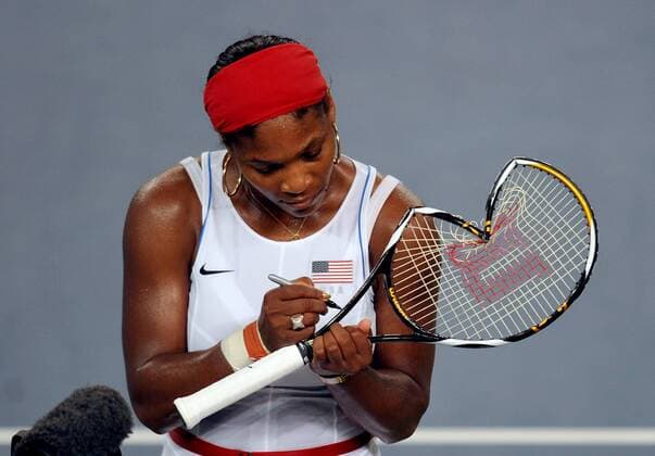 Serena Williams (USA) gibt Autogramme auf ihren zerbrochenen Schläger -  Tennis OS Sommer Damen Olympische Spiele Peking 2008, Sommerspiele, Nationaltrikot Einzelbild Peking