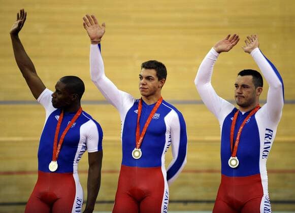 Frankreich - Olympia Zweiter 2008 im Teamsprint v.li.: Gregory Bauge, Kevin Sireau und Arnaud Tournant - Radsport OS Sommer Herren Olympische Spiele Beijing 2008, Sommerspiele, Rad, Bahn, Halle, Indoor, Bahnrad, Bahnradsport, Gruppe o0 Silber Silbermedaille Medaille Beijing Freude,