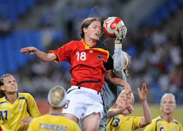 Kerstin Garefrekes (Deutschland, Mitte) gegen Torfrau Hedvig Lindahl (Schweden) - Fußball OS Sommer Damen Olympische Sommerspiele Peking 2008, Spiele, Nationalmannschaft, Länderspiel, Nationaltrikot, Gruppe o0 Frauen Frauenfußball Shenyang Dynamik,