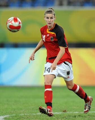 Simone Laudehr (Deutschland) am Ball - Fußball OS Sommer Damen Olympische Spiele 2008, Sommerspiele, Länderspiel, Nationalteam, Nationaltrikot, , Peking Einzelbild Shenyang