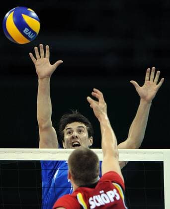 Milos Nikic (Serbien, hi.) im Duell -  Volleyball OS Sommer Herren Olympische Spiele Beijing 2008, Sommerspiele, Länderspiel, Nationalteam, Nationaltrikot, Gruppe Beijing Dynamik,