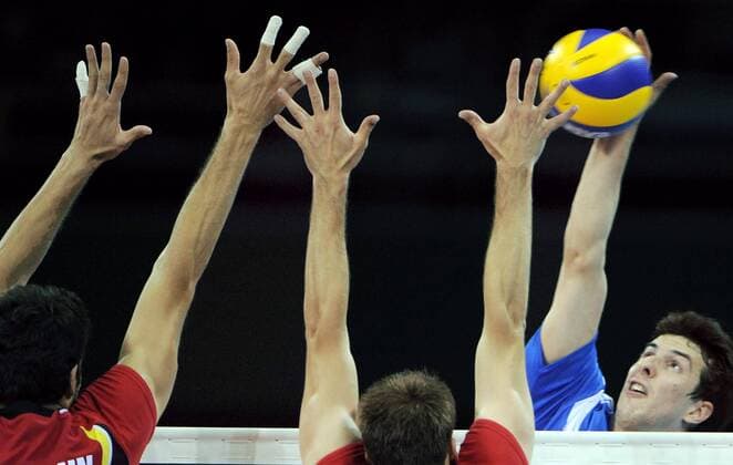 Milos Nikic (Serbien, re.) im Duell -  Volleyball OS Sommer Herren Olympische Spiele Beijing 2008, Sommerspiele, Länderspiel, Nationalteam, Nationaltrikot, Gruppe Beijing Dynamik,