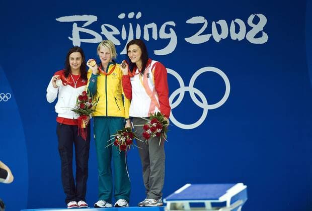 Siegerehrung Olympia 2008 - 100m Brust: Olympiasiegerin Leisel Jones (Australien, Mitte), Rebecca Soni (USA) und Mirna Jukic (Österreich) Schwimmen OS Sommer Damen Olympische Spiele 2008, Sommerspiele, 100m Brust Gruppe Peking Freude,
