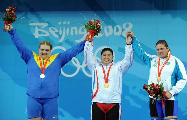 Siegerehrung Olympische Spiele 2008 in der Klasse über 75kg: Olympiasiegerin Jang Miran (Südkorea, Mitte) zwischen Olha Korobka (Ukraine, li.) und Mariya Grabovetskaya (Kasachstan) -  Gewichtheben OS Sommer Damen Olympische Spiele 2008, Sommerspiele, Klasse über 75kg Gruppe Peking Freude,