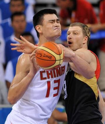Yao Ming (China, li.) gegen Patrick Femerling (Deutschland) Basketball OS Sommer Herren Olympische Spiele Peking 2008, Sommerspiele, Länderspiel, Nationalmannschaft, Nationaltrikot Gruppe Peking Dynamik, Kampf,