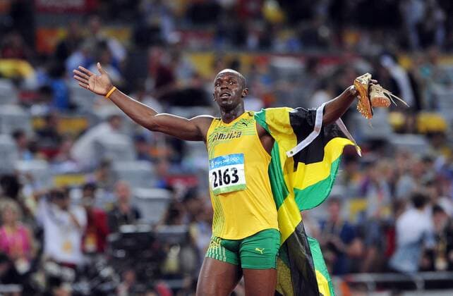 Usain Bolt (Jamaika) ist Olympiasieger über 100m - Leichtathletik OS Sommer Herren Olympische Spiele 2008, Sommerspiele 100m Sprint Einzelbild Nationaltrikot Peking Freude,