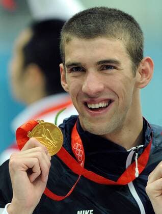 Michael Phelps (USA), Olympiasieger 2008 über 4x100m Lagen, präsentiert seine Goldmedaille -  (OLY20080817306) Schwimmen OS Sommer Herren Olympische Spiele Peking 2008, Sommerspiele, 4x100m Lagen Staffel Porträt Peking