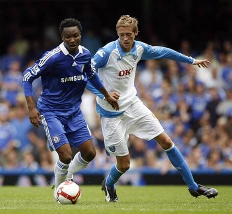 John Obi Mikel (Chelsea, li.) gegen Peter Crouch (Portsmouth) - EDITORIAL USE ONLY. No use with unauthorised audio, video, data, fixture lists, club league logos or live services. Online in-match use limited to 120 images, no video emulation. No use in betting, games or single club league player publications. Fußball Herren English Premier League 2008 2009, 1. Englische Liga, Chelsea FC London - FC Portsmouth Gruppe London Dynamik,