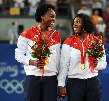 Venus (li.) und Serena Williams (beide USA), Olympiasieger 2008 im Doppel -  Tennis OS Sommer Damen Olympische Spiele 2008, Sommerspiele Gruppe Peking Freude,