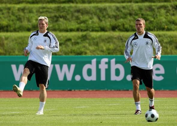 Bastian Schweinsteiger (li.) und Lukas Podolski (beide Deutschland) Fußball Herren Nationalteam 2008, Training Gruppe Herzogenaurach