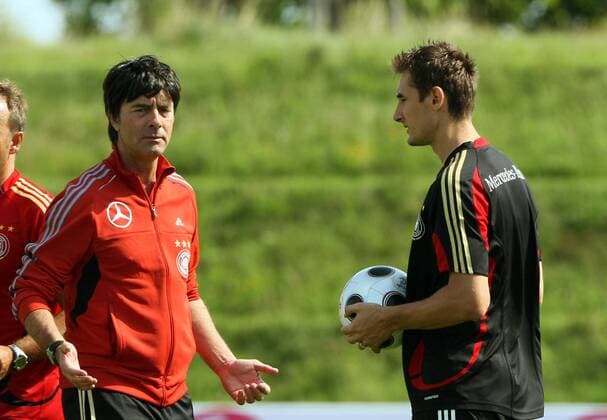 Bundestrainer Joachim Löw (li.) im Gespräch mit Miroslav Klose (beide Deutschland) Fußball Herren Nationalteam 2008, Training Gruppe Herzogenaurach