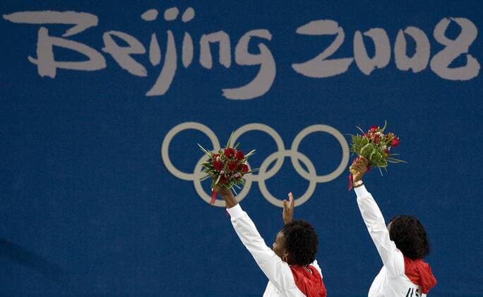 Venus (li.) und Serena Williams (beide USA) bei der Siegerehrung unter dem Beijing 2008 Schriftzug - sie sind Tennis Olympiasieger 2008 - Tennis OS Sommer Damen Olympische Sommerspiele 2008, Spiele, Finale Gruppe Peking Freude,