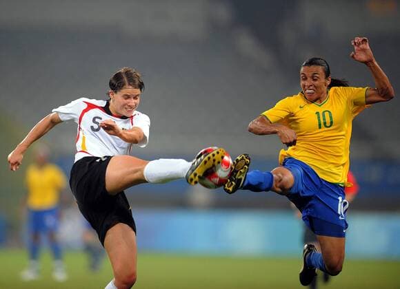 Ariane Hingst (Deutschland, li.) gegen Marta (Brasilien) - Fußball OS Sommer Damen Olympische Spiele 2008, Sommerspiele, Peking, Frauen, Frauenfußball, Länderspiel, Nationalteam, Gruppe Shanghai Dynamik, Kampf,