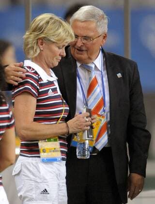 Bundestrainerin Silvia Neid wird von DFB Präsident Dr. Theo Zwanziger (beide Deutschland) getröstet - Fußball OS Sommer Damen Olympische Spiele 2008, Sommerspiele, Peking, Frauen, Frauenfußball, Länderspiel, Nationalteam, Gruppe Shanghai Enttäuschung,