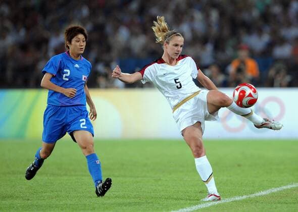 Lindsay Tarpley (USA, re.) gegen Yukari Kinga (Japan) - Fußball OS Sommer Damen Olympische Spiele 2008, Sommerspiele, Länderspiel, Nationalteam, Nationaltrikot, Frauen Gruppe Peking Dynamik,
