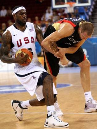 LeBron James (USA, li.) gegen Dirk Nowitzki (Deutschland) -  Basketball OS Sommer Herren Olympische Spiele Peking 2008, Sommerspiele, Länderspiel, Nationalmannschaft, Nationaltrikot Gruppe Peking Dynamik, Kampf,