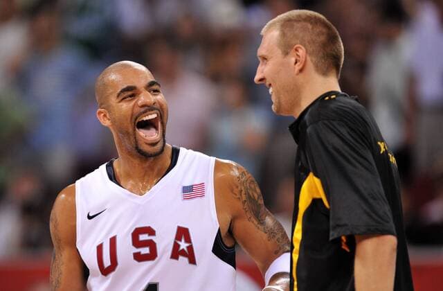 Carlos Boozer (USA, li.) und Dirk Nowitzki (Deutschland) Basketball OS Sommer Herren Olympische Spiele 2008, Sommerspiele Nationalmannschaft, Nationaltrikot Länderspiel Gruppe Peking Harmonie, Freude,
