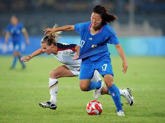 Yuki Nagasato (Japan, re.) gegen Heather Mitts (USA) - Fußball OS Sommer Damen Olympische Sommerspiele Peking 2008, Spiele, Länderspiel, Nationalmannschaft, Nationaltrikot Gruppe Peking Dynamik,