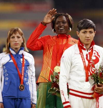 Siegerehrung Dreisprung der Olympischen Spiele 2008 - Olympiasiegerin Francoise Mbango Etone (Kamerun, Mitte), Tatyana Lebedeva (Rußland, re.), Hrysopiyi Devetzi (Griechenland) -  Leichtathletik OS Sommer Damen Olympische Spiele Peking 2008, Sommerspiele, Gruppe Peking