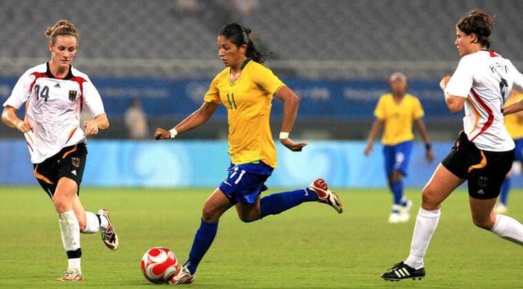 Cristiane (Brasilien, Mitte) gegen Simone Laudehr (li.) und Ariane Hingst (beide Deutschland) -  Fußball OS Sommer Damen Olympische Spiele 2008, Sommerspiele Peking Nationalmannschaft Nationaltrikot Länderspiel Halbfinale Gruppe Shanghai Dynamik,