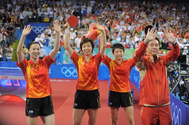 Team China ist Olympiasieger 2008 im Tischtennis, v.li.: Wang Nan, Zhang Yining, Guo Yue und ihr Trainer -  Tischtennis OS Sommer Damen Olympische Spiele 2008, Sommerspiele, Nationaltrikot, Teamwertung, Teamwettbewerb Gruppe Peking Freude,