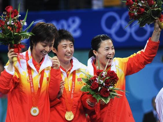 Team China ist Olympiasieger 2008 im Tischtennis, v.li.: Zhang Yining, Guo Yue und Wang Nan -  Tischtennis OS Sommer Damen Olympische Spiele 2008, Sommerspiele, Teamwertung, Teamwettbewerb Gruppe Peking Freude,