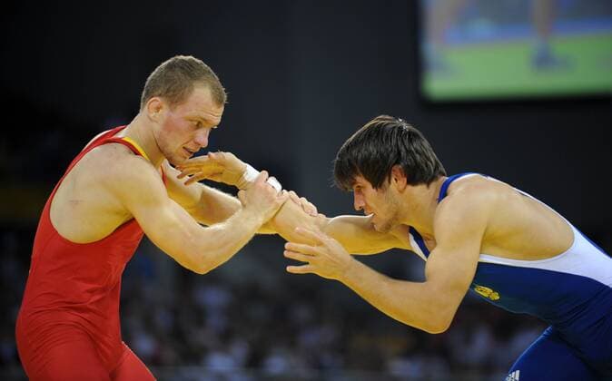 Mavlet Batirov (Russland, re.) gegen Vasyl Fedoryshyn (Ukraine) -  Ringen OS Sommer Herren Olympische Spiele Peking 2008, Sommerspiele, Nationaltrikot, Freistil, 60kg Gruppe Peking Dynamik,