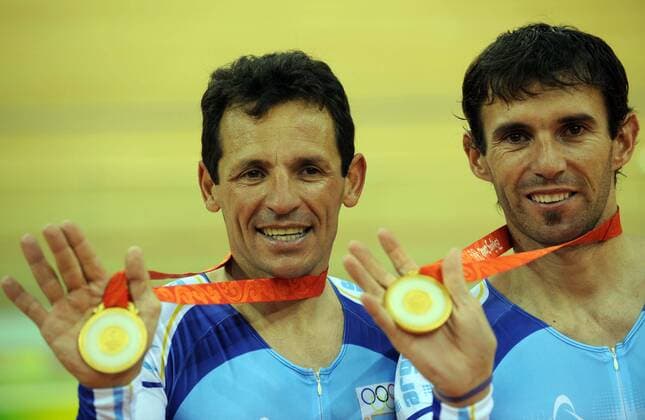 Juan Esteban Curuchet (li.) und Walter Fernando Perez (beide Argentinien) - Olympiasieger 2008 im Madison - Radsport OS Sommer Herren Olympische Spiele 2008, Sommerspiele, Rad, Bahn, Halle, Indoor, Bahnrad, Bahnradsport, Sprint, Gruppe Nationaltrikot Peking Freude,