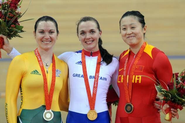 Siegerehrung Olympia 2008 im Bahnradsprint - v.li.: Anna Meares (Australien), Olympiasiegerin Victoria Pendleton (Großbritannien) und Guo Shuang (China) - Radsport OS Sommer Damen Olympische Spiele 2008, Sommerspiele, Rad, Bahn, Halle, Indoor, Bahnrad, Bahnradsport, Sprint Gruppe Nationaltrikot Peking Freude,