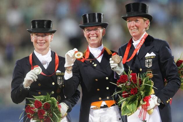 Olympia, Historie, Rückblick auf die Sommerspiele 2008 in Peking Siegerehrung Dressur, v.li.: Zweite Isabell Werth (Deutschland), Olympiasiegerin 2008 Anky van Grunsven (Niederlande) und Dritte Heike Kemmer (Deutschland) präsentieren ihre Medaillen Pferdesport OS Sommer Damen Olympische Spiele Peking 2008, Sommerspiele, Reiten, Reitsport, Dressur, Dressurreiten Gruppe Hongkong Hong Kong Freude,