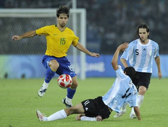 Diego (Brasilien, li.) gegen Angel di Maria (Argentinien) - Fußball OS Sommer Herren Olympische Sommerspiele 2008, Spiele Peking, Nationalteam, Nationaltrikot, Olympiaauswahl Gruppe o0 Länderspiel Peking Dynamik, Kampf,
