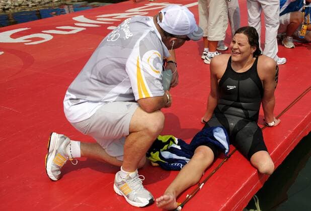 Olympia, Historie, Rückblick auf die Sommerspiele 2008 in Peking Natalie du Toit (Südafrika) mit ihrem Trainer -  Schwimmen OS Sommer Damen Olympische Sommerspiele Peking 2008, Spiele, Langstrecke, Langstreckenschwimmen, 10km, Gruppe Peking