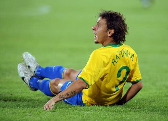 Rafinha (Brasilien) am Boden - Fußball OS Sommer Herren Olympische Spiele Peking 2008, Sommerspiele, Länderspiel, Nationalteam, Nationaltrikot, Olympiateam Einzelbild Peking
