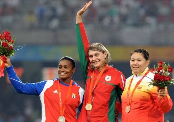 Aksana Miankova (Weißrussland, Mitte) ist Olympiasiegerin 2008 im Hammerwurf vor Yipsi Moreno (Kuba, li.) und Zhang Wenxiu (China) -  Leichtathletik OS Sommer Damen Olympische Spiele Peking 2008, Sommerspiele, Hammerwurf, Gruppe Peking Freude,