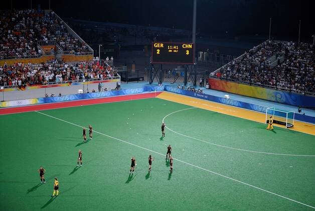 Olympia, Historie, Rückblick auf die Sommerspiele 2008 in Peking Deutsche Spielerinnen schleichen enttäuscht über das Feld im Olympia Park nach der Niederlage gegen China - Hockey OS Sommer Damen Olympische Spiele 2008, Sommerspiele, Länderspiel, Nationalteam, Nationaltrikot, Feldhockey Totale o0 Olympiapark, Olympic Green Peking Enttäuschung,