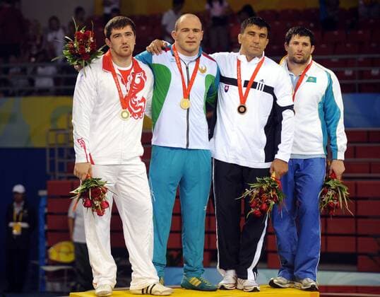 Siegerehrung Klasse bis 120 Kilogramm bei Olympia 2008: Artur Taymazov (Usbekistan, 2.v.li.) gewinnt vor Bakhtiyar Akhmedov (Rußland, li.) sowie Marid Mutalimov (Kasachstan, re.) und David Musulbes (Slowakei) -  Ringen OS Sommer Herren Olympische Spiele 2008, Sommerspiele, Klasse bis 120kg Gruppe Freistil Beijing
