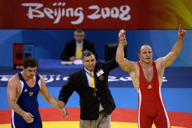 Artur Taymazov (Usbekistan, re.) gewinnt gegen Bakhtiyar Akhmedov (Rußland) und ist somit Olympiasieger 2008 in der Klasse bis 120 Kilogramm -  Ringen OS Sommer Herren Olympische Spiele 2008, Sommerspiele, Klasse bis 120kg Nationaltrikot Gruppe Freistil Beijing Freude, Begeisterung, Enttäuschung,