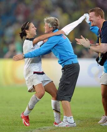 Carli Lloyd (li.) - Torjubel mit Nationaltrainerin Pia Sundhage (beide USA) - Fußball OS Sommer Damen Olympische Spiele Peking 2008, Sommerspiele, Länderspiel, Nationalmannschaft, Nationaltrikot, Finale Gruppe Peking Freude, Begeisterung,