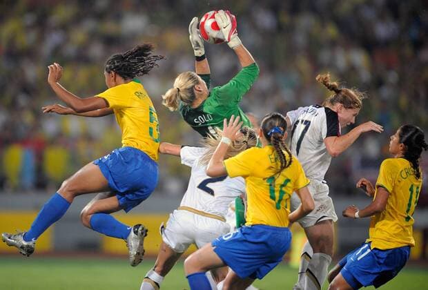 Torfrau Hope Solo (USA) vor Renata Costa (Brasilien, li.) - Fußball OS Sommer Damen Olympische Spiele Peking 2008, Sommerspiele, Länderspiel, Nationalmannschaft, Nationaltrikot, Finale Gruppe Peking Dynamik,