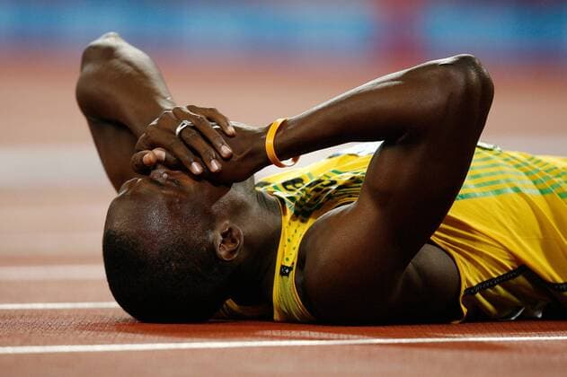 Olympiasieger Usain Bolt (Jamaika) legt sich fassungslos hin -  (pan28539) Leichtathletik OS Sommer Herren Olympische Sommerspiele Peking 2008, Spiele Einzelbild o0 Nationaltrikot Peking Freude,